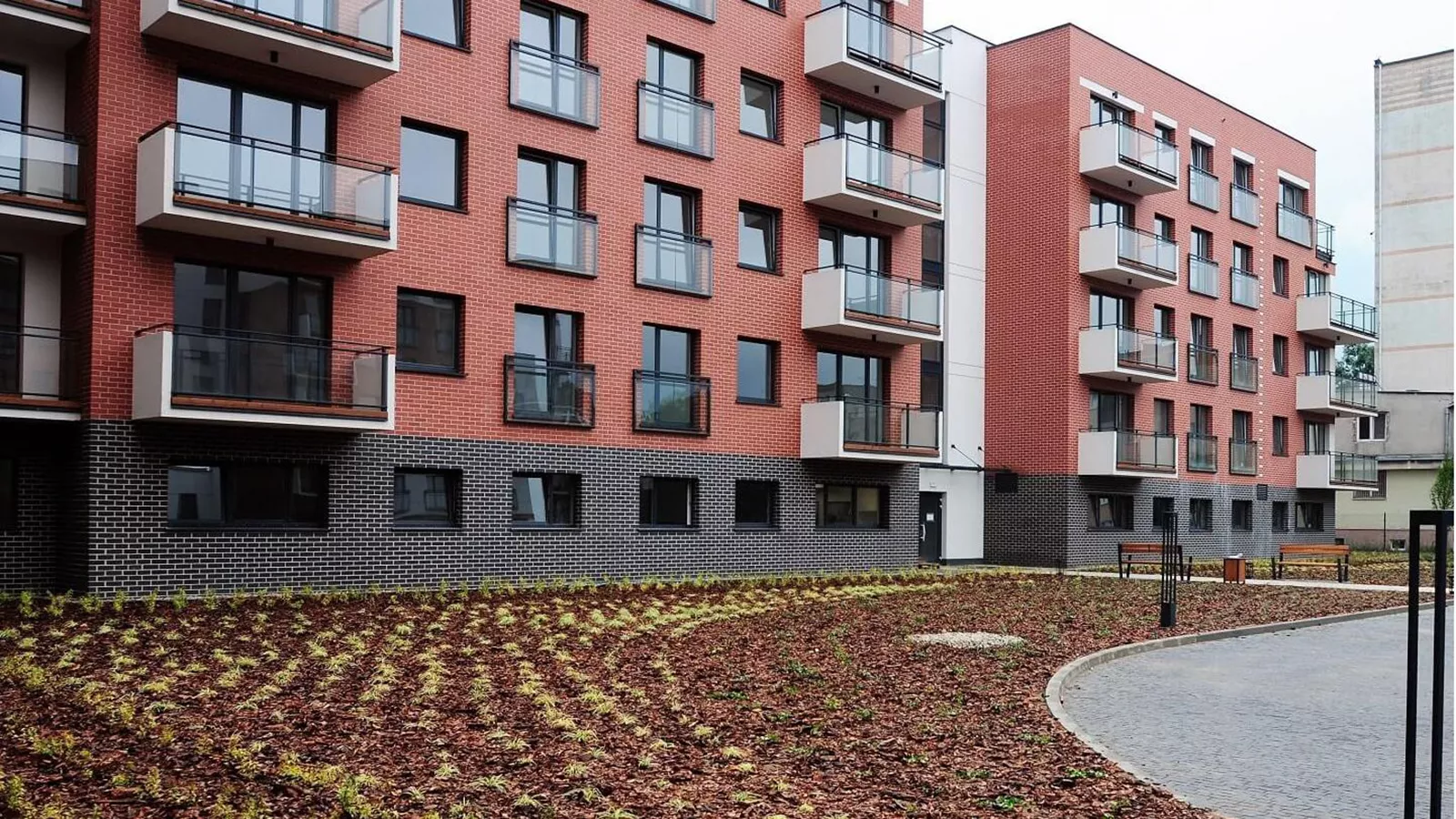 KOMUNIKACYJNY I ZIELONY DACH NA GARAŻACH