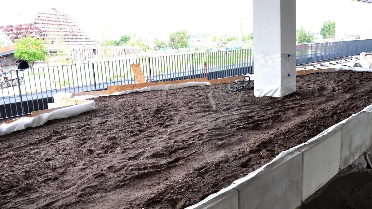 Ułożony Leca KERAMZYT wymieszany z ziemią urodzajną