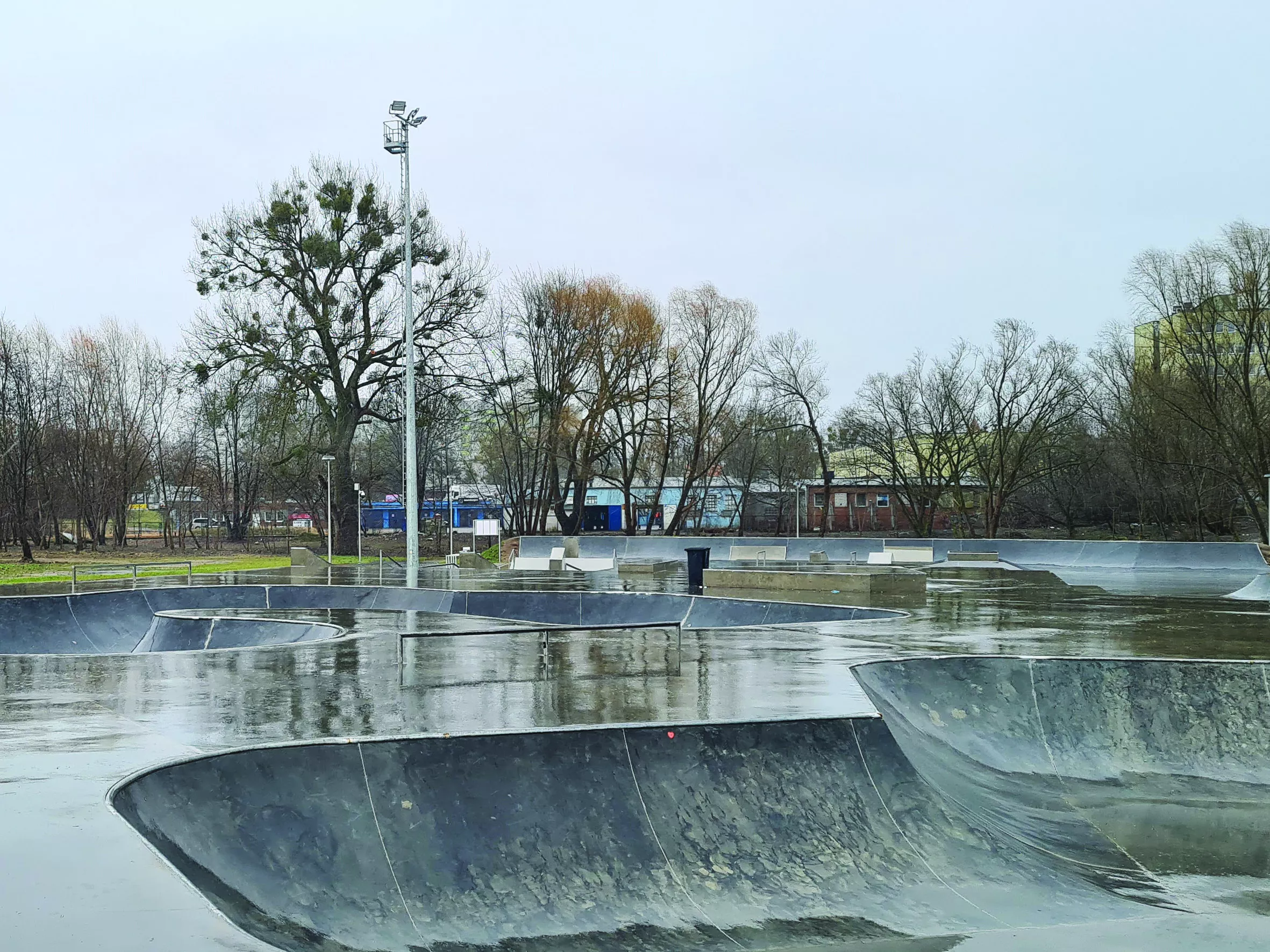 Skatepark zlokalizowany na nasypach niekontrolowanych