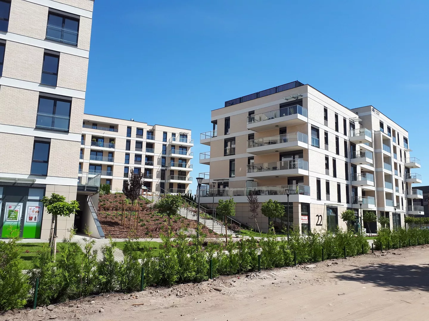 Gotowa budowa i zieleń w otoczeniu domów