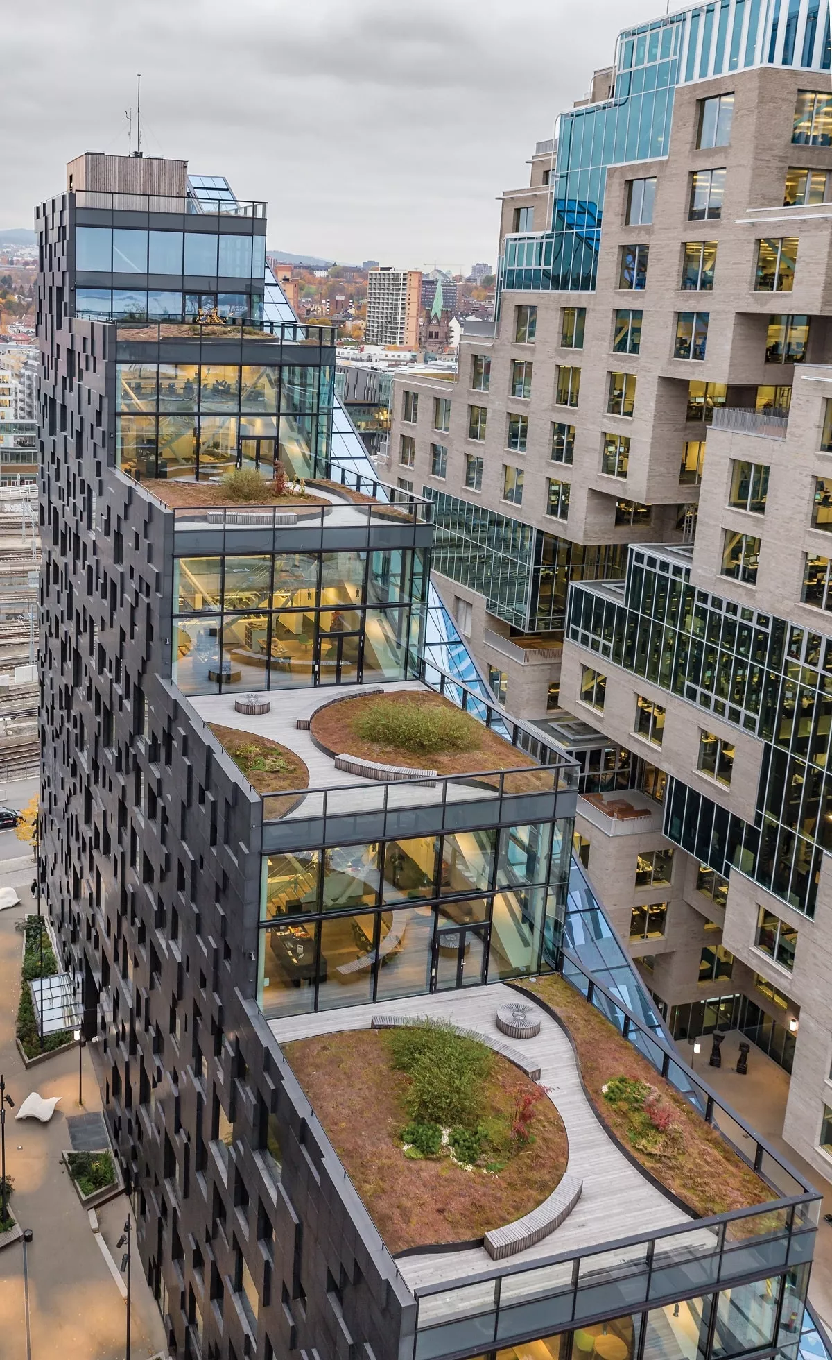 Budynek z dachami zielonymi w Bjørvika, portowej dzielnicy Oslo